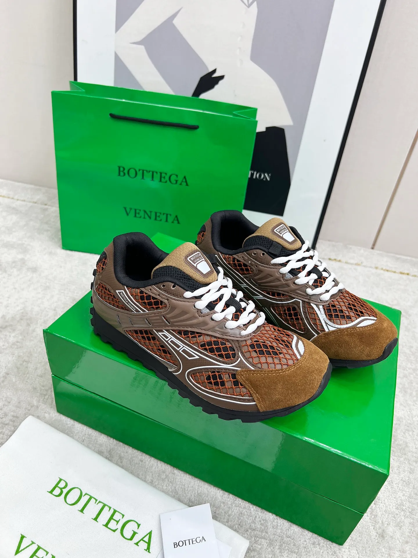 P540. Top version (couples model) Bottega Veneta Bottega Veneta 23ss autumn and winter show BV Orbit sneakers Wang Yibo's same style couples casual shoes dad shoes! Runner sneakers! Original purchase and development!  Made of original lightweight technical mesh fabric, the same as the original version! The process is complicated!  Paired with a rubber outsole designed with a geometric pattern, the high version of the Wang Zha series is actually much taller, but the legs still look slim. Very nice. Durable and playable, standard and version-matching shoe package technology, look for high-end versions. The original outsole is exclusively molded, and the color-blocked TPU outsole is used. The material and weight are the same as the original!  Size: #Female 35-41 (40 and 41 customized sizes are non-refundable) Male 39-45 (45 size customized are non-returnable and exchangeable)